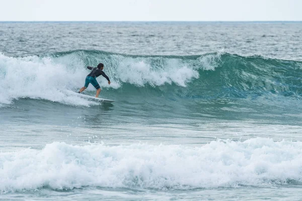 Местные Серферы Катаются Волнах Короткой Доской Пляже Фуруру Португалии Люди — стоковое фото