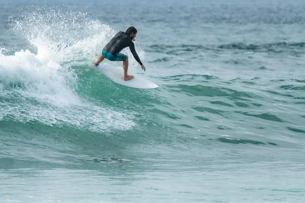 Surfista Local Cavalgar Ondas Com Uma Prancha Curta Praia Furadouro — Fotografia de Stock