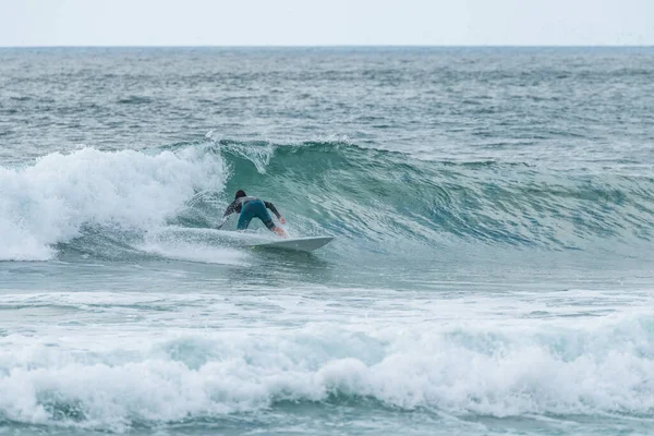 포르투갈 해변에는 게시판 파도타기하는 사람들의 사람들은 바다에서 파도를 잡는다 파도타기 — 스톡 사진