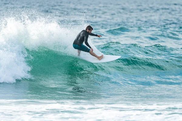 Surfista Local Montando Olas Con Una Tabla Corta Playa Furadouro — Foto de Stock