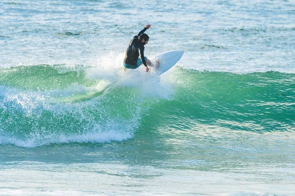 Surfista Local Cavalgar Ondas Com Uma Prancha Curta Praia Furadouro — Fotografia de Stock