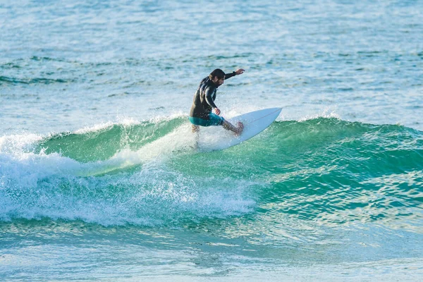 Surfista Local Cavalgar Ondas Com Uma Prancha Curta Praia Furadouro — Fotografia de Stock