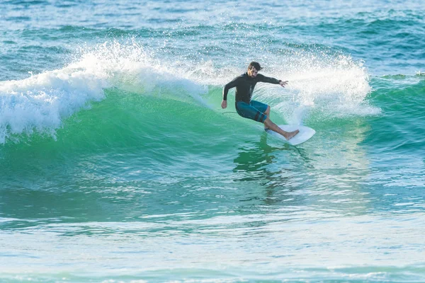 Lokale Surfer Paardrijden Golven Met Een Kort Bord Furadouro Strand — Stockfoto
