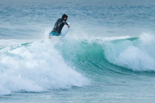 Surfista Local Cavalgar Ondas Com Uma Prancha Curta Praia Furadouro — Fotografia de Stock