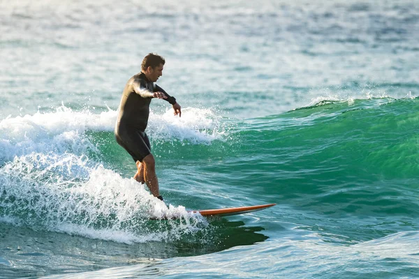 Surfer Actie Bij Zonsondergang Strand Van Furadouro Ovar Portugal — Stockfoto