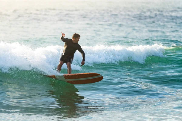 Surfista Acción Atardecer Playa Furadouro Ovar Portugal — Foto de Stock