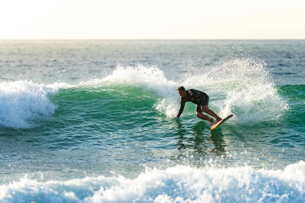 Surfer Aktion Bei Sonnenuntergang Strand Furadouro Ovar Portugal — Stockfoto