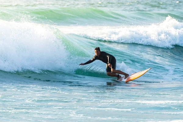 Surfer Actie Bij Zonsondergang Strand Van Furadouro Ovar Portugal — Stockfoto