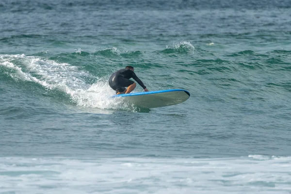 Surfare Aktion Vid Solnedgången Stranden Furadouro Ovar Portugal — Stockfoto