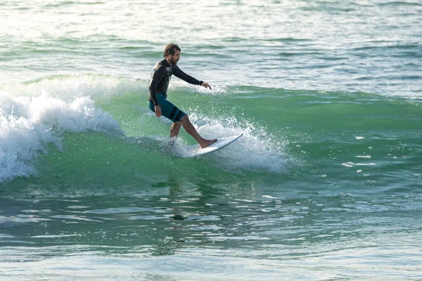 Surfista Ondas Com Prancha Curta Praia Furadouro Portugal Homens Apanhar — Fotografia de Stock