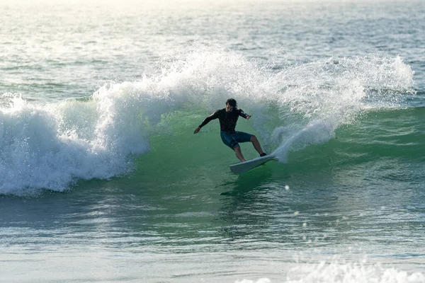 Fale Surfingowe Krótkim Deską Plaży Furadouro Portugalii Mężczyźni Łapią Fale — Zdjęcie stockowe