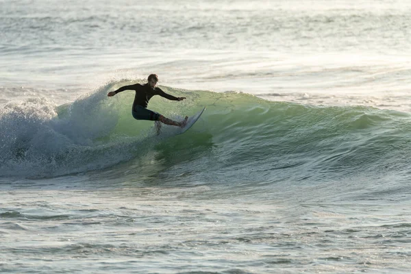 Surfista Ondas Com Prancha Curta Praia Furadouro Portugal Homens Apanhar — Fotografia de Stock