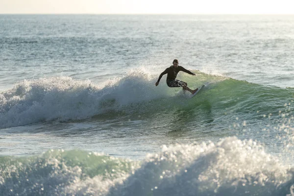 Surfař Koni Vlny Krátkým Prknem Furadouro Beach Portugalsko Muži Chytají — Stock fotografie
