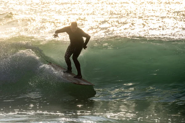 Surfare Aktion Vid Solnedgången Stranden Furadouro Ovar Portugal — Stockfoto