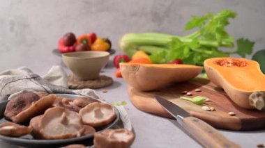 Balkabağı çorbası hazırlarken sonbahar sebzeleri mutfak atölyesinde hazırlanır..