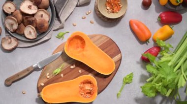 Balkabağı çorbası hazırlarken sonbahar sebzeleri mutfak atölyesinde hazırlanır..