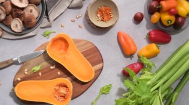 Balkabağı çorbası hazırlarken sonbahar sebzeleri mutfak atölyesinde hazırlanır..