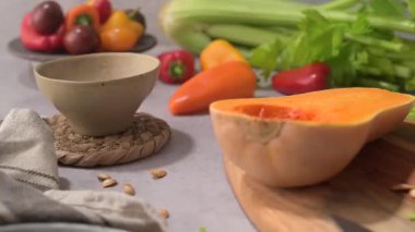 Balkabağı çorbası hazırlarken sonbahar sebzeleri mutfak atölyesinde hazırlanır..