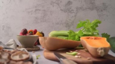 Balkabağı çorbası hazırlarken sonbahar sebzeleri mutfak atölyesinde hazırlanır..