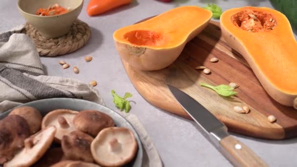 Осенние Овощи Расположены Кухонном Столе Время Приготовления Тыквенного Супа — стоковое видео