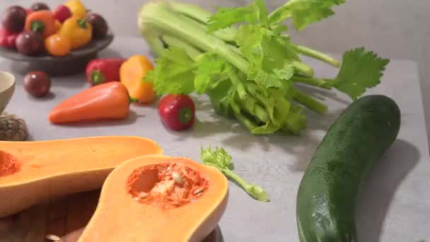 Legumes Outono Dispostos Uma Bancada Cozinha Enquanto Prepara Uma Sopa — Vídeo de Stock