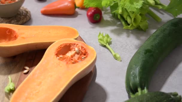 Legumes Outono Dispostos Uma Bancada Cozinha Enquanto Prepara Uma Sopa — Vídeo de Stock