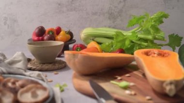 Balkabağı çorbası hazırlarken sonbahar sebzeleri mutfak atölyesinde hazırlanır..