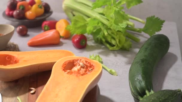 Verduras Otoño Dispuestas Una Encimera Cocina Mientras Prepara Una Sopa — Vídeos de Stock