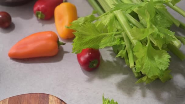 Podzimní Zelenina Uspořádaná Kuchyňské Lince Při Přípravě Dýňové Polévky — Stock video
