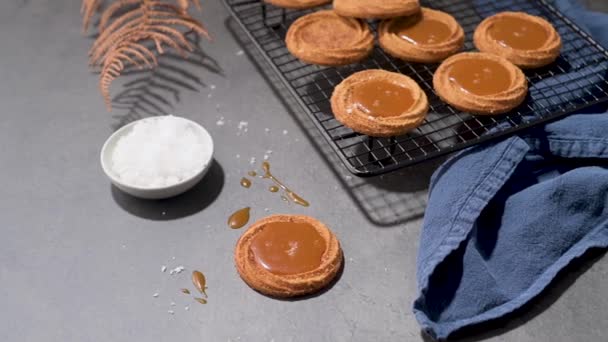 Ciasteczka Karmelowe Wypływające Piekarnika Kuchni Upieczeniu — Wideo stockowe
