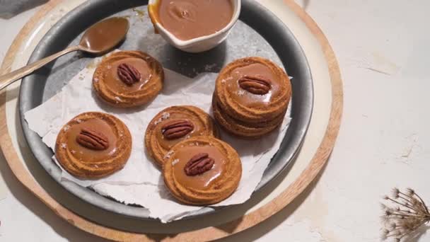 Karamelové Sušenky Ořechy Podávané Roudových Talířích Kuchyni Pečení — Stock video