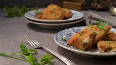 Tipik Portekiz aperatifi. Köfteler eski moda seramik tabaklarda rissois de carne olarak bilinir..