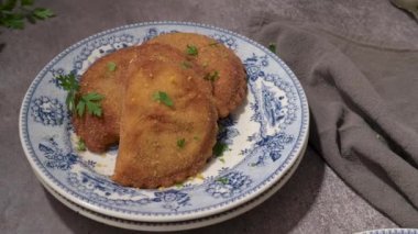 Tipik Portekiz aperatifi. Köfteler eski moda seramik tabaklarda rissois de carne olarak bilinir..