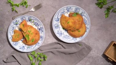 Tipik Portekiz aperatifi. Köfteler eski moda seramik tabaklarda rissois de carne olarak bilinir..
