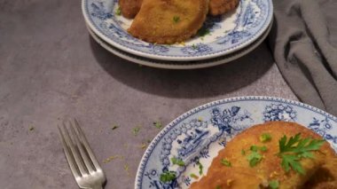 Tipik Portekiz aperatifi. Köfteler eski moda seramik tabaklarda rissois de carne olarak bilinir..
