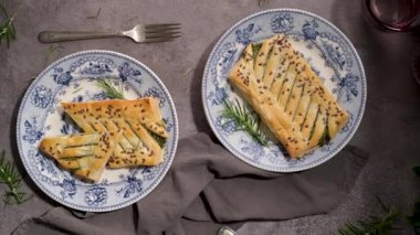 Ispanaklı tipik Portekiz atıştırmalığı. Ricotta peynirli ıspanaklı börek. Folhados de espinafres olarak da bilinir. Eski moda seramik tabaklar üzerinde queijo ricota..