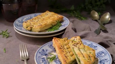 Ispanaklı tipik Portekiz atıştırmalığı. Ricotta peynirli ıspanaklı börek. Folhados de espinafres olarak da bilinir. Eski moda seramik tabaklar üzerinde queijo ricota..