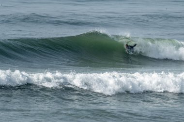 Furadouro sahilinde sörf yapan Bodyboardcu, Ovar, Aveiro - Portekiz.
