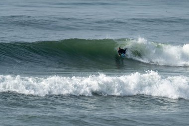 Furadouro sahilinde sörf yapan Bodyboardcu, Ovar, Aveiro - Portekiz.