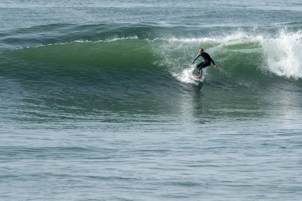 Lokalne Fale Surferskie Krótkim Deską Plaży Furadouro Portugalii Mężczyźni Łapią — Zdjęcie stockowe