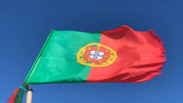 Ondeando Bandera Portugal Tiempo Ventoso Con Cielo Azul Fondo — Foto de Stock