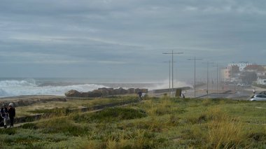 OVAR, PORTUGAL - 18 Mayıs 2022: Deniz Ovar 'daki Furadouro sahiline tırmanır. İklim değişikliği nedeniyle denizin ilerlemesi Portekiz 'i tehdit etmektedir..
