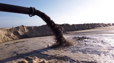 OVAR, PORTUGAL - 6 Mayıs 2020 tarihinde Portekiz Çevre Ajansı, Ria de Aveiro 'daki hidrodinamik dengeyi optimize etmek için Atlantik Okyanusu' na bir tortu aktarma müdahalesi gerçekleştiriyor..