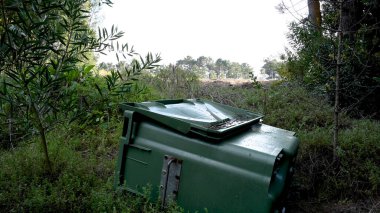 OVAR, PORTUGAL - 25 Şubat 2022: Portekiz 'in Dunas de Ovar Ormanı' na çöp. Ev atığı konteynırı.
