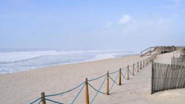 OVAR, PORTUGAL - 20 EKİM 2022: Deniz Ovar 'daki Furadouro limanına yükselir. İklim değişikliği nedeniyle denizin ilerlemesi Portekiz 'i tehdit etmektedir..