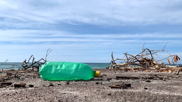 Bottiglia Plastica Vuota Sulla Spiaggia Sabbia Inquinamento Problemi Ambientali Concetto — Foto Stock