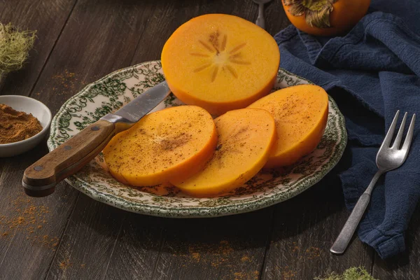 Köstliche Orangefarbene Kaki Auf Holztisch — Stockfoto