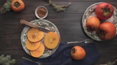 Ahşap masa üzerinde nefis turuncu hurma.