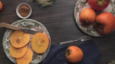 Ahşap masa üzerinde nefis turuncu hurma.