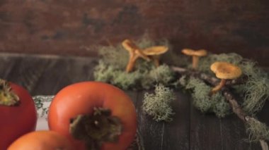 Ahşap masa üzerinde nefis turuncu hurma.